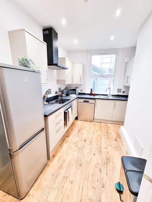 Stunning Flat Close To Beach Swansea Eksteriør billede